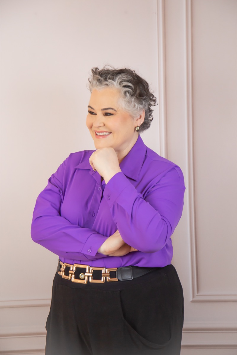 Teacher Adriana sorrindo