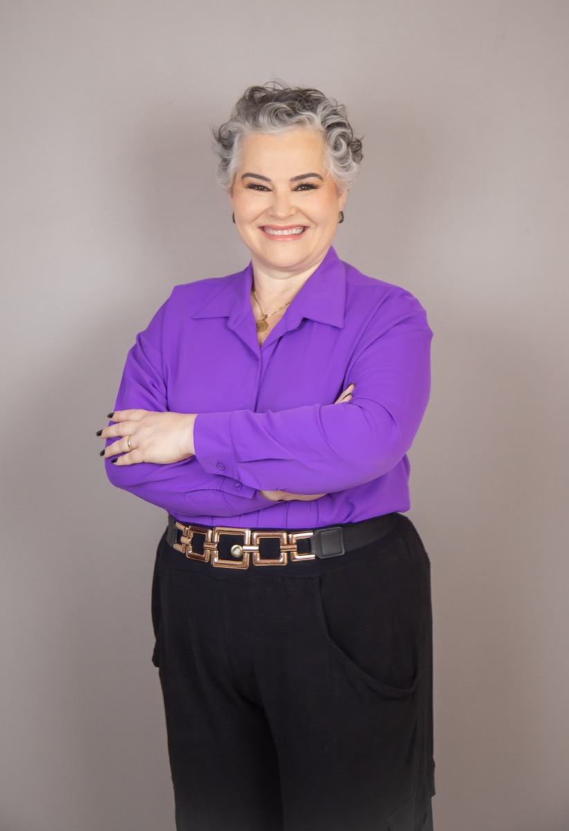 Teacher Adriana de braços cruzados